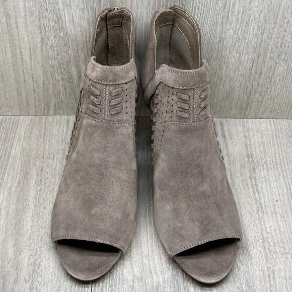 Vince Camuto Sandals Womens Size 8.5M Cone Heel Peep Toe Zip Pump Leather Taupe - Picture 3 of 13